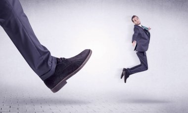 Genç bir işçi tarafından Koca ayak evden attı