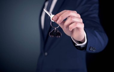 Genç adam el tuşları 