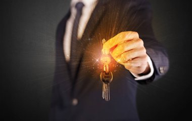 Takım elbiseli adam el tuşları