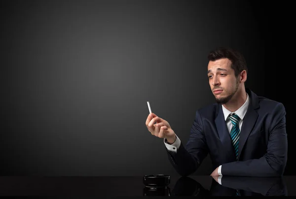 Empresário segurando cigarro . — Fotografia de Stock