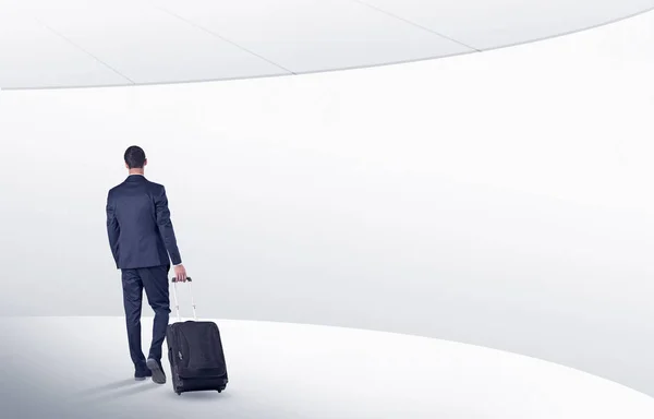 Üzletember, a bőrönd, séta a váróterem — Stock Fotó