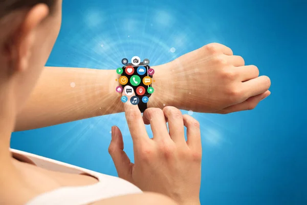 Smartwatch mit Applikationssymbolen. — Stockfoto