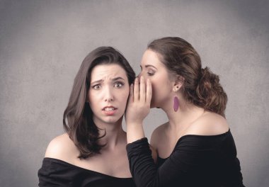 Kız onu kız arkadaşına gizli şeyler söylüyorum