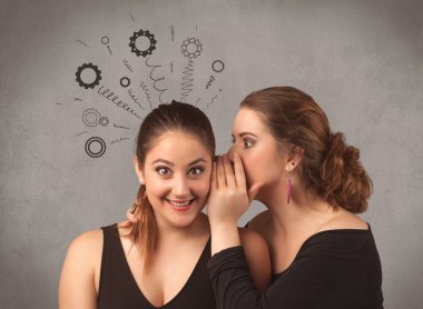 Kız onu kız arkadaşına gizli şeyler söylüyorum