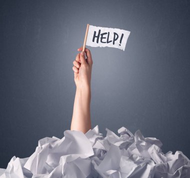 Kadın el yardım işareti tutarak