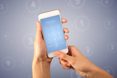 Akıllı telefon tutan bir kadın.