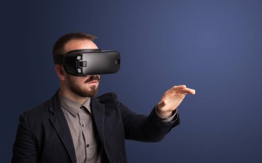 İşadamı ile sanal gerçeklik koruyucu gözlük