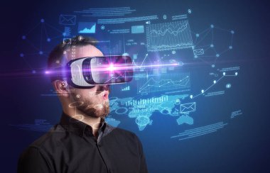 İşadamı ile sanal gerçeklik koruyucu gözlük 