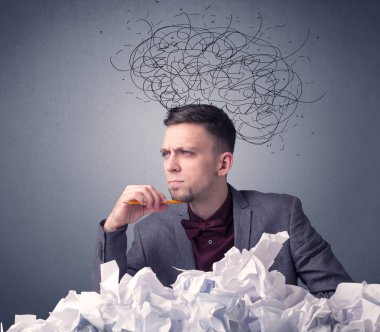 İşadamı buruşuk kağıt üzerinde