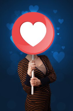 Kalp işareti tutan kadın