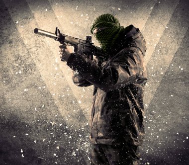 Eski arka plan ile tehlikeli bir maskeli silahlı asker portresi