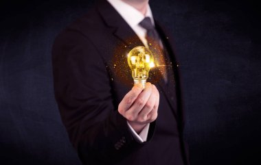 bir ampul tutarak ofis çalışanı