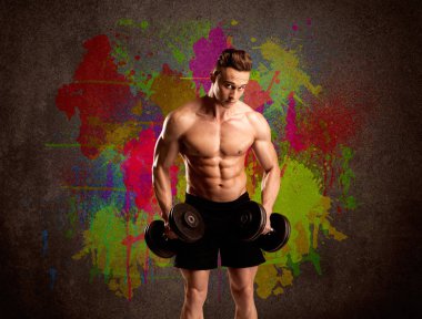 Renkli duvarı ve kilosu olan güçlü bir adam.