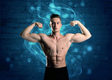 Çekici güçlü fitness adamı ağırlık kaldırıyor.