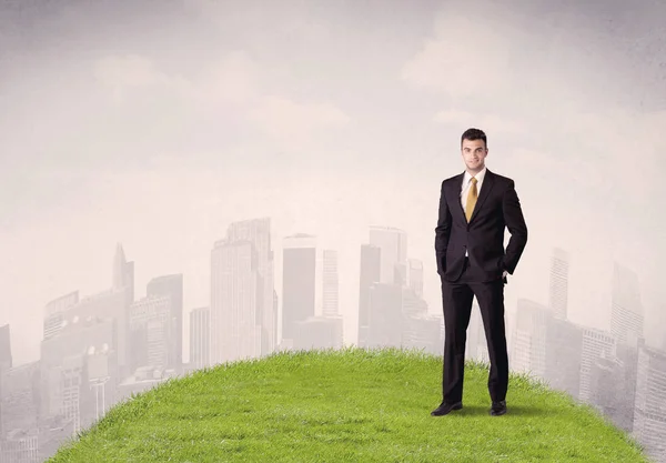 Hombre de pie frente al paisaje de la ciudad —  Fotos de Stock