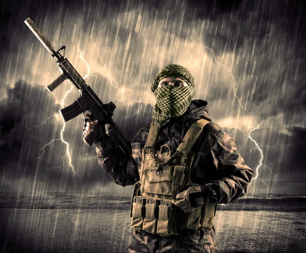 Niebezpieczne uzbrojonego terrorystę z maska i pistolet w burzy z piorunami — Zdjęcie stockowe