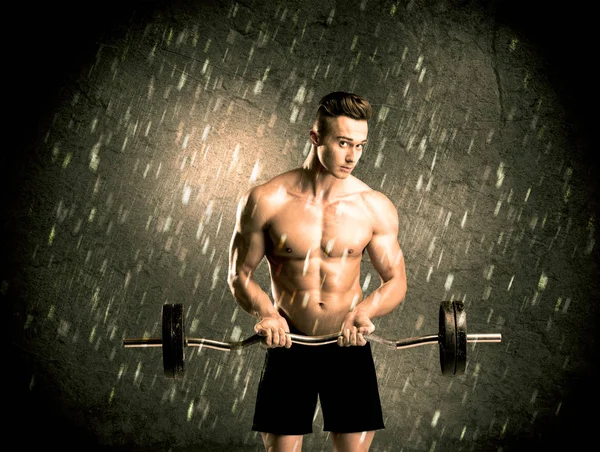 Fitness ragazzo con peso mostrando muscoli — Foto Stock