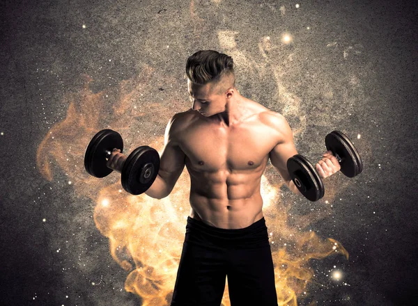 Saludable macho caliente mostrando músculos con fuego — Foto de Stock
