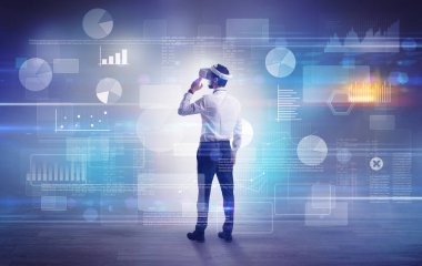 İşadamı vj gözlüklü bir proje denetimi