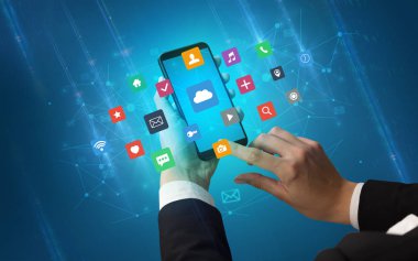 Smartphone uygulama simgeleri ile kullanarak ele 