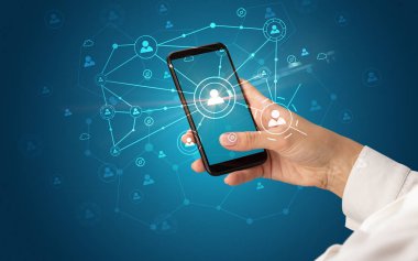 İnsanlar kavramı bağlanmak için Smartphone kullanarak ele