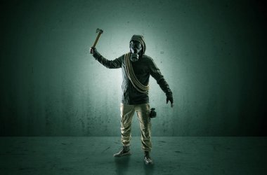 Ajan silah ile karanlık bir alanda