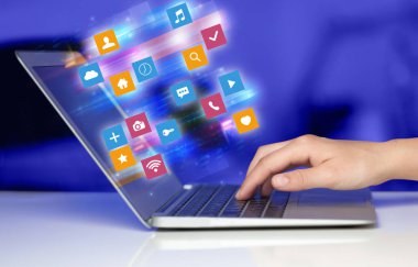 El laptop renkli uygulama simgeler ve semboller kavramı ile kullanma