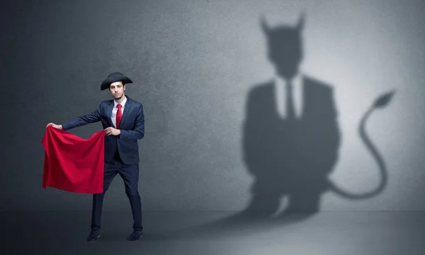 Бізнесмен з тіні диявола і концепції торадора — стокове фото