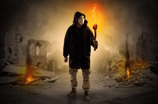 Mann kommt mit brennendem Flambee zum Katastrophenort — Stockfoto