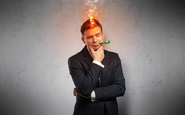 Hombre de negocios enfermo con concepto de cabeza ardiente — Foto de Stock