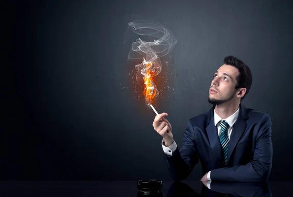 Affärsman rökning koncept — Stockfoto