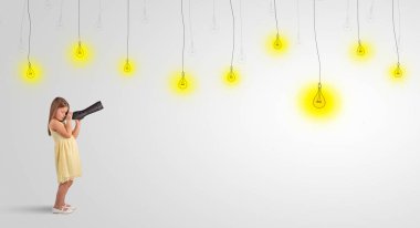 Küçük çocuk ampuller için spyglass üzerinden seyir