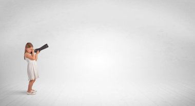 Spyglass boş bir alana bakarak çocuğun