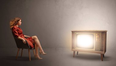 Genç bayan için vintage bir televizyon izlerken