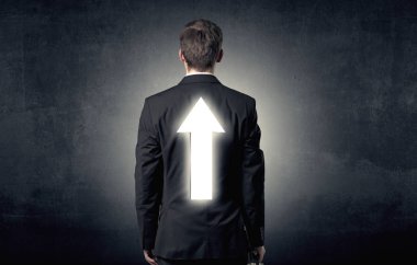 Genç işadamı ile ok sırtında duran