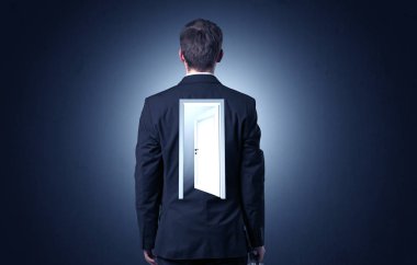 Sırtını kapıya ile ayakta işadamı