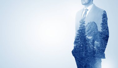 Dağ ile ayakta işadamı