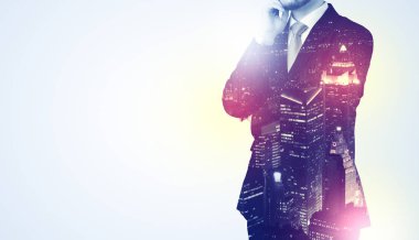 Şehir duvar kağıdı ile düşünme genç adam