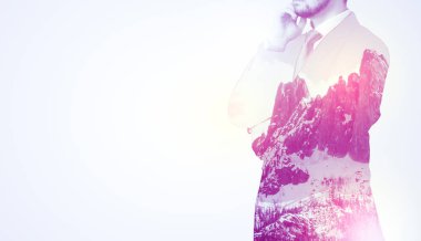 Dağ grafik ile ayakta işadamı