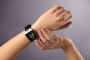 Giyen ve smartwatch basarak el