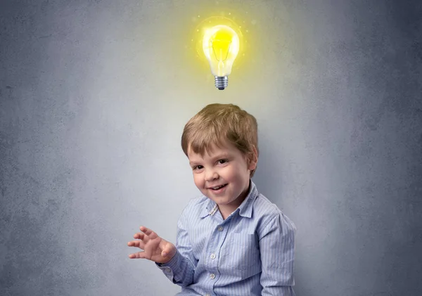 Malý chlapec mull nad žárovkou nad hlavou — Stock fotografie