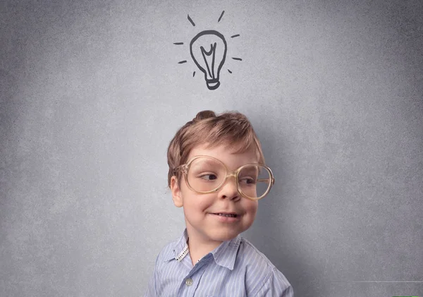 Enfant intelligent devant un mur gris dessiné — Photo