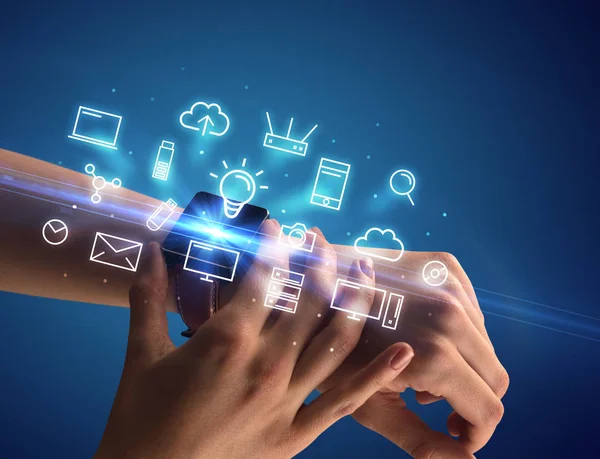 Smartwatch Multimedya sembolleri ile giyen el