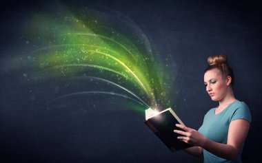 Genç Bayan dalga ile kitap