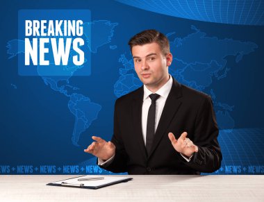 Televizyon sunucusu önünde Haberler modern arka plan mavi söylüyorum