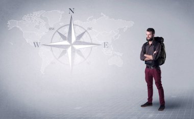 Sırt çantalı genç adam.