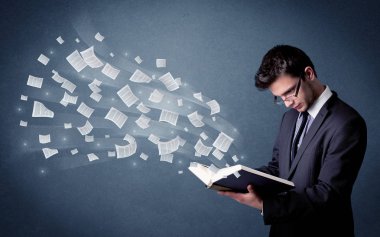 genç adam tutarak kitap 