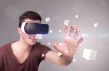 Adam sanal gerçeklik gözlüğü takıyor.