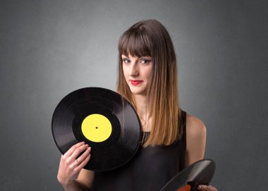 Vinil kaydı tutan kadın