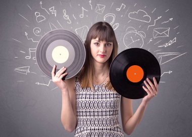 Vinil kaydı tutan kadın